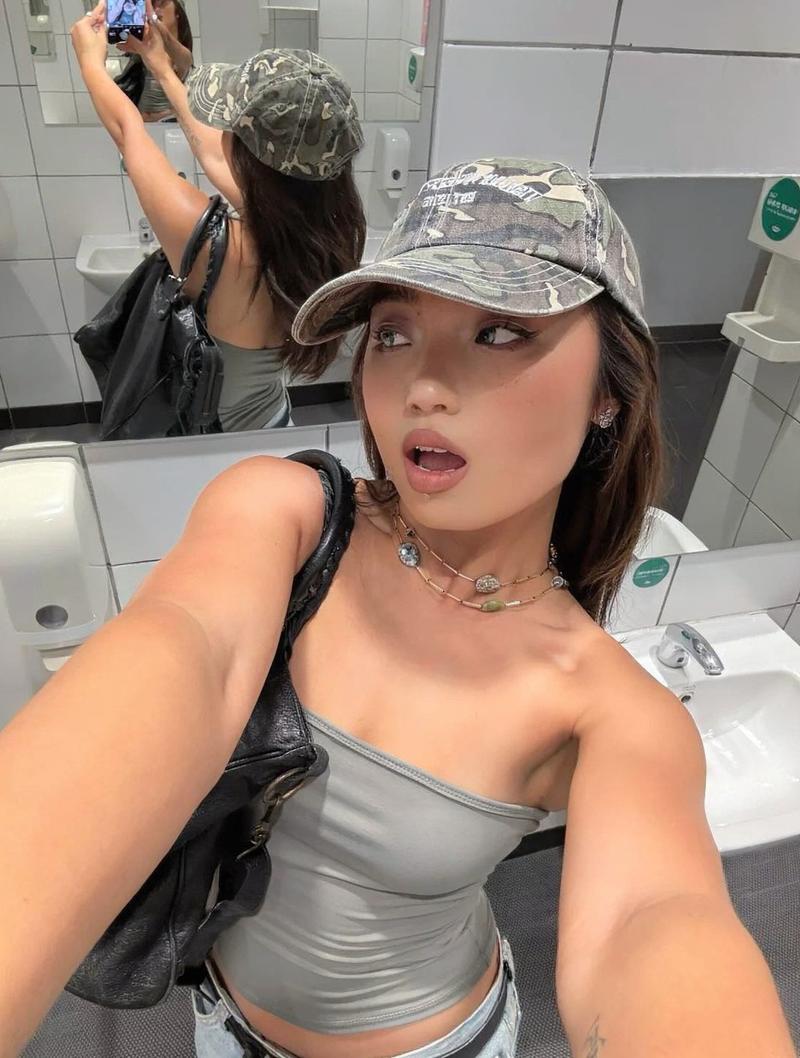 Gái đẹp crop top voan mỏng bay trong gió