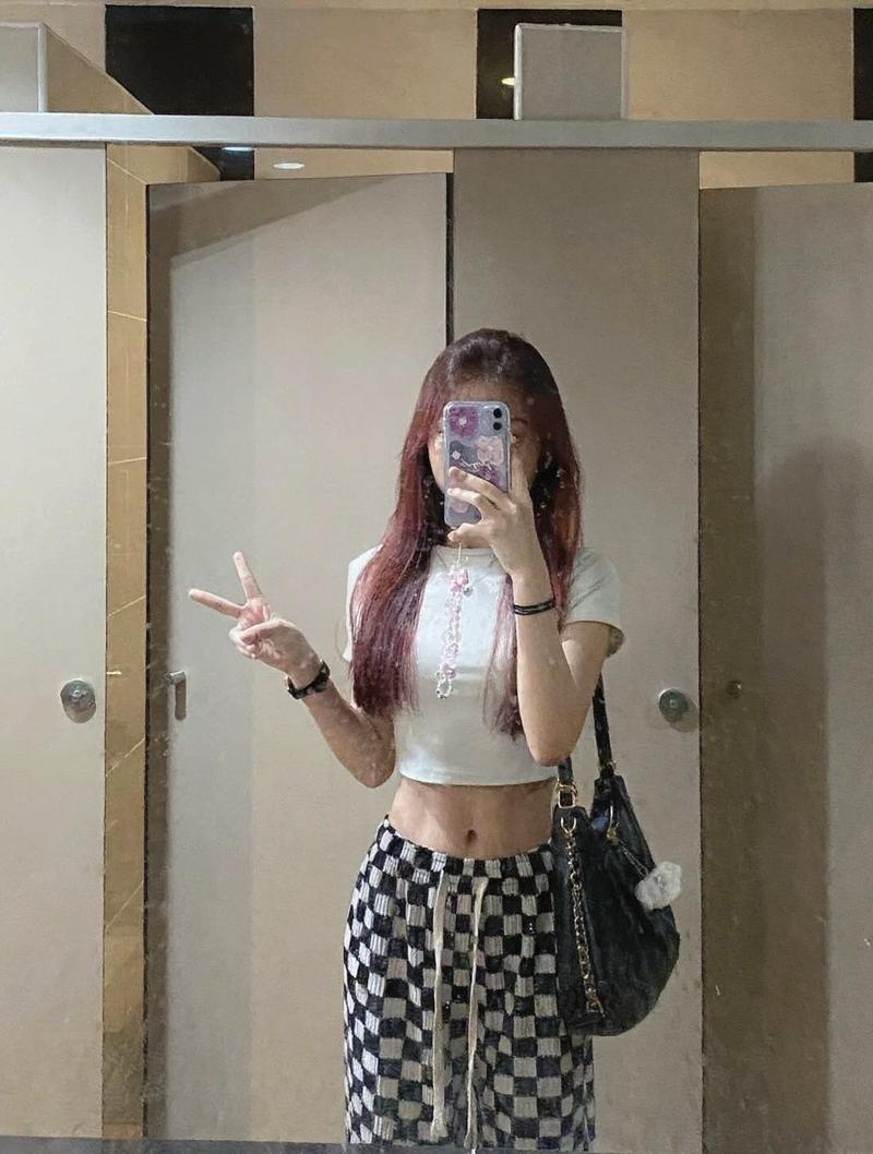 Cô gái mặc crop top sporty khoe dáng chuẩn