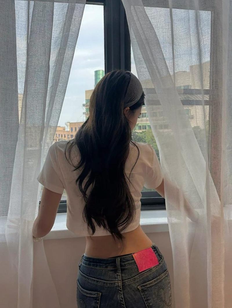 Gái xinh crop top xanh lá mát mẻ
