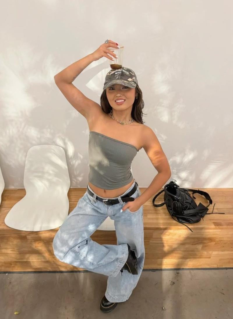 Cô gái crop top trắng khoe vai tròn mịn