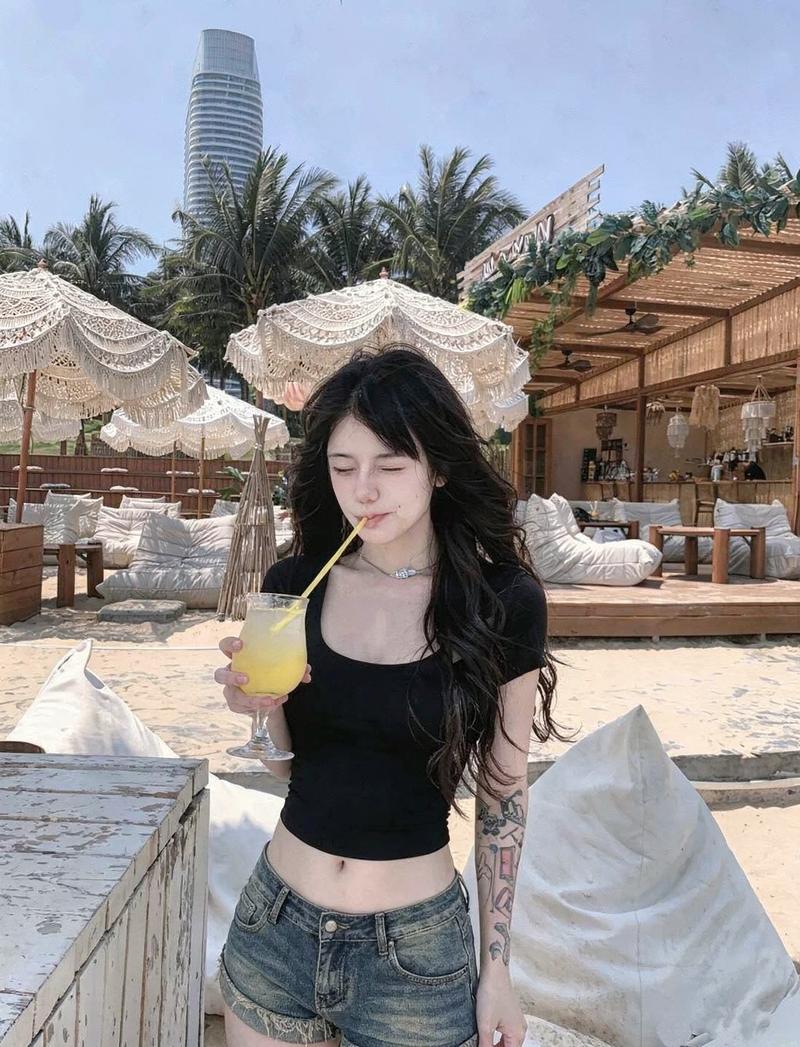 Cô gái da sáng mặc áo croptop trắng khoe bụng phẳng