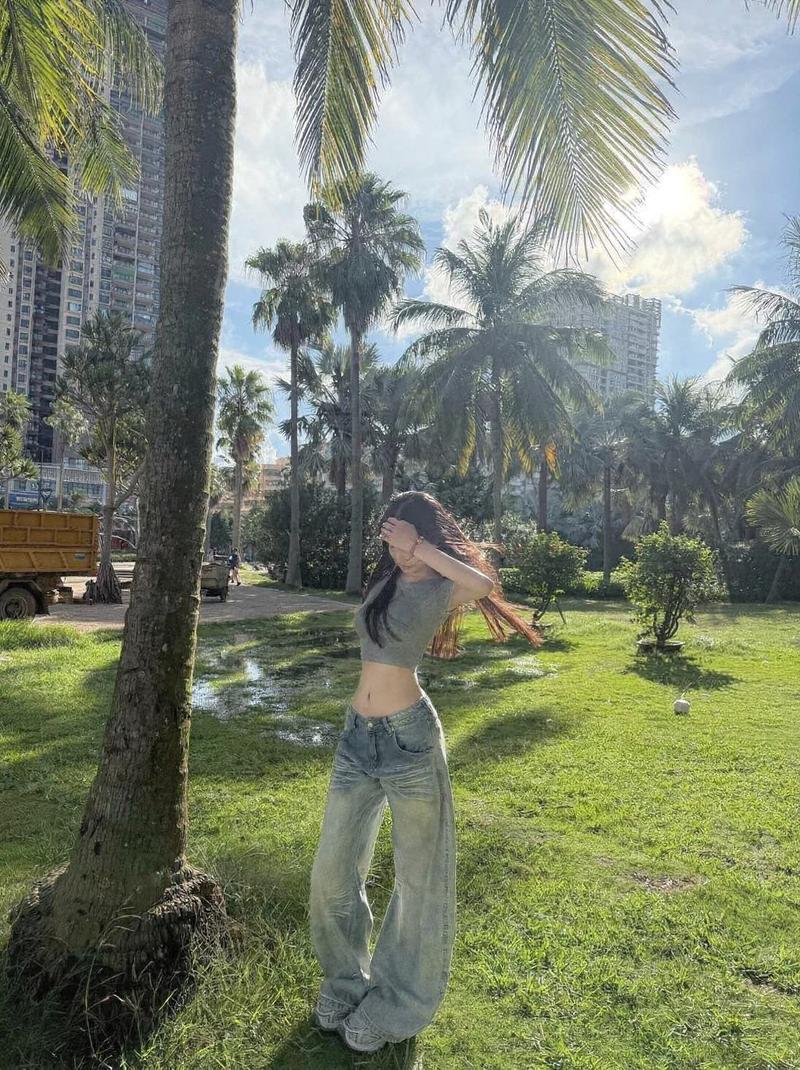 Nữ beauty mặc crop top jeans cao waist cá tính