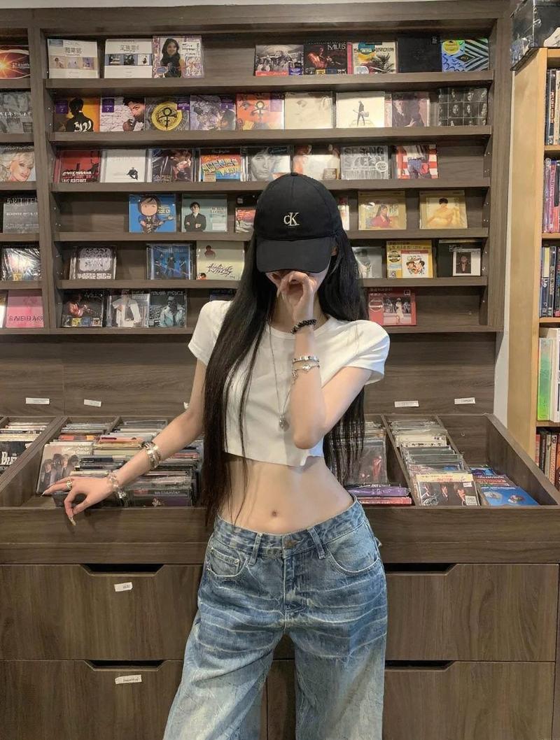 Gái xinh pose nghiêng người khoe eo nhỏ