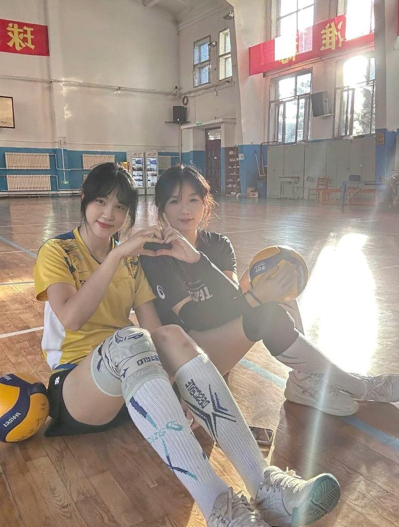 Cô gái bóng chuyền team photo cùng đồng đội