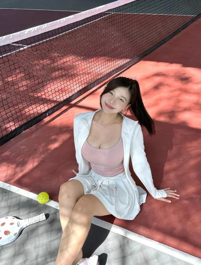 Gái xinh pickleball tóc buộc cao bay trong gió