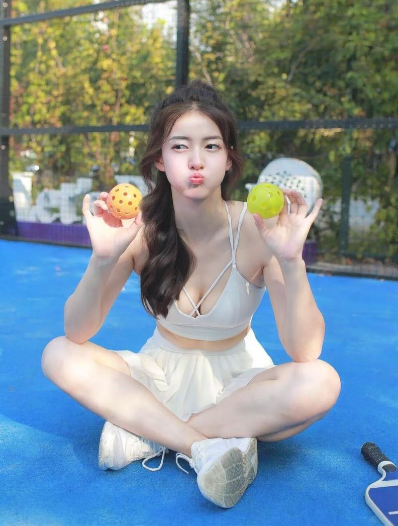 Cô gái pose dink bóng pickleball chuyên nghiệp