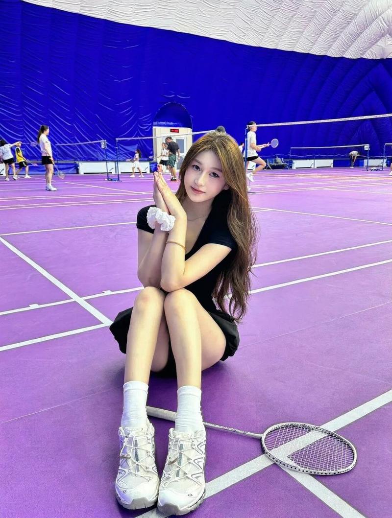 Nữ vận động viên pickleball khoe bụng tan