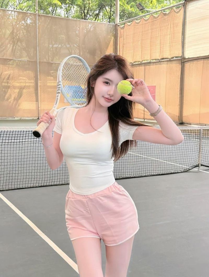 Gái xinh pickleball pose cầm vợt nghiêng người