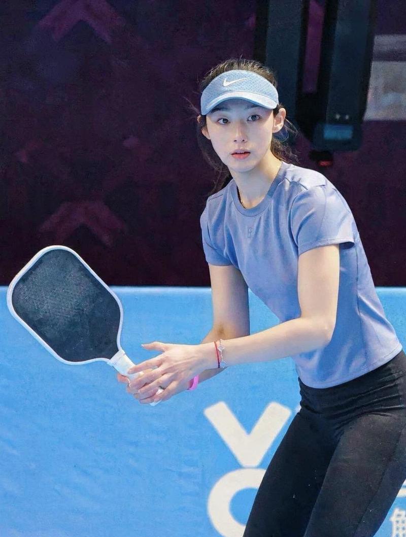 Gái Xinh Đánh Pickleball tư thế smash mạnh mẽ