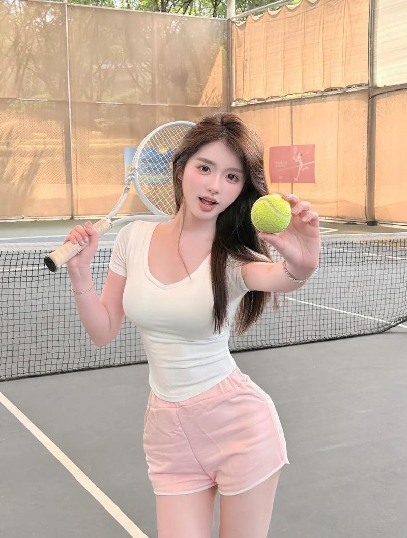 Cô nàng pickleball pose blocking bóng
