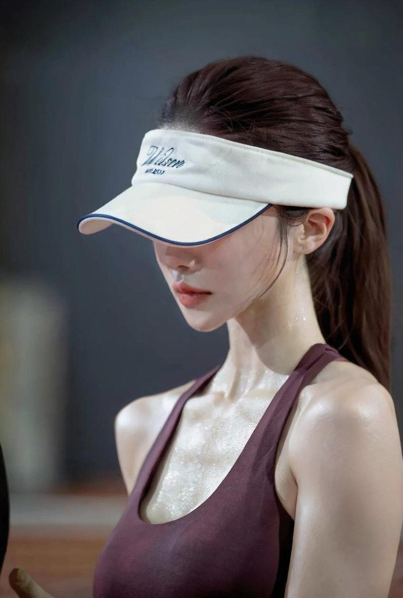 Nữ beauty cầm bóng pickleball tư thế tự tin