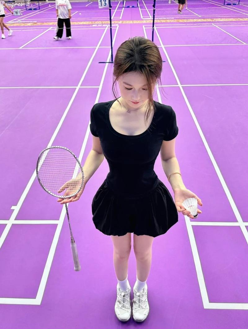 Cô gái pickleball da sáng mồ hôi lấp lánh