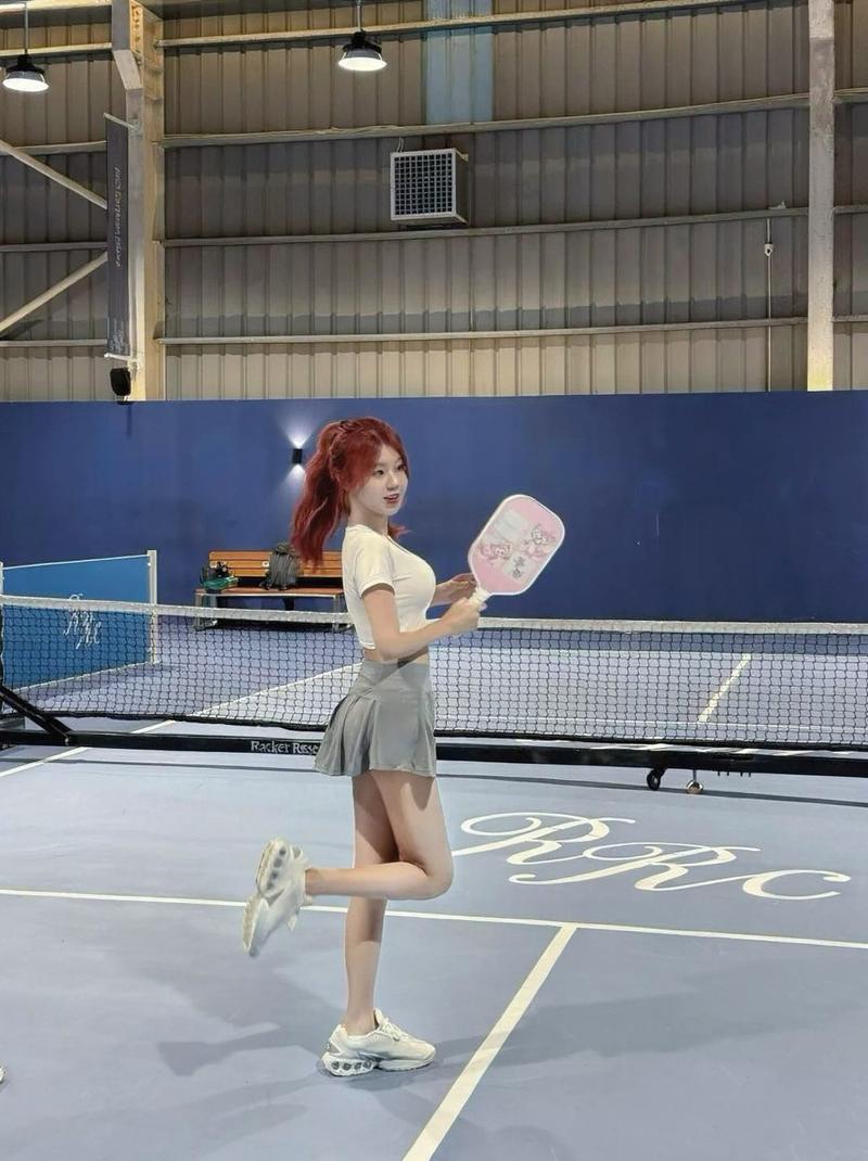 Nữ beauty pickleball khoe chân dài miên man