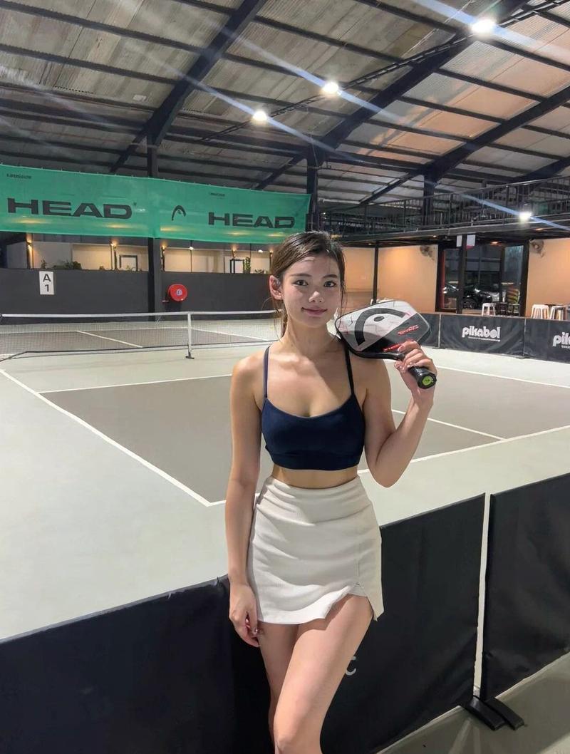 Gái xinh đánh pickleball đôi cùng bạn