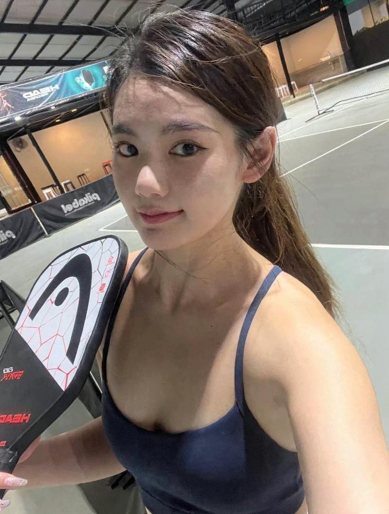 Cô gái pickleball pose victory ăn mừng