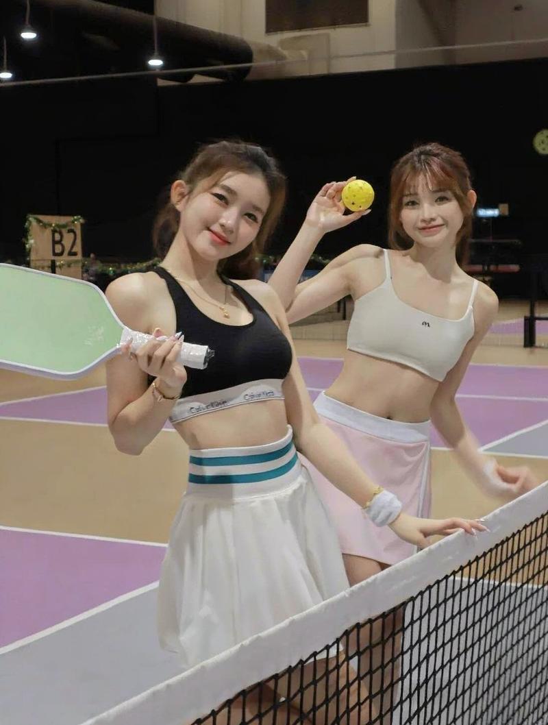 Nữ vận động viên pickleball ánh mắt tập trung
