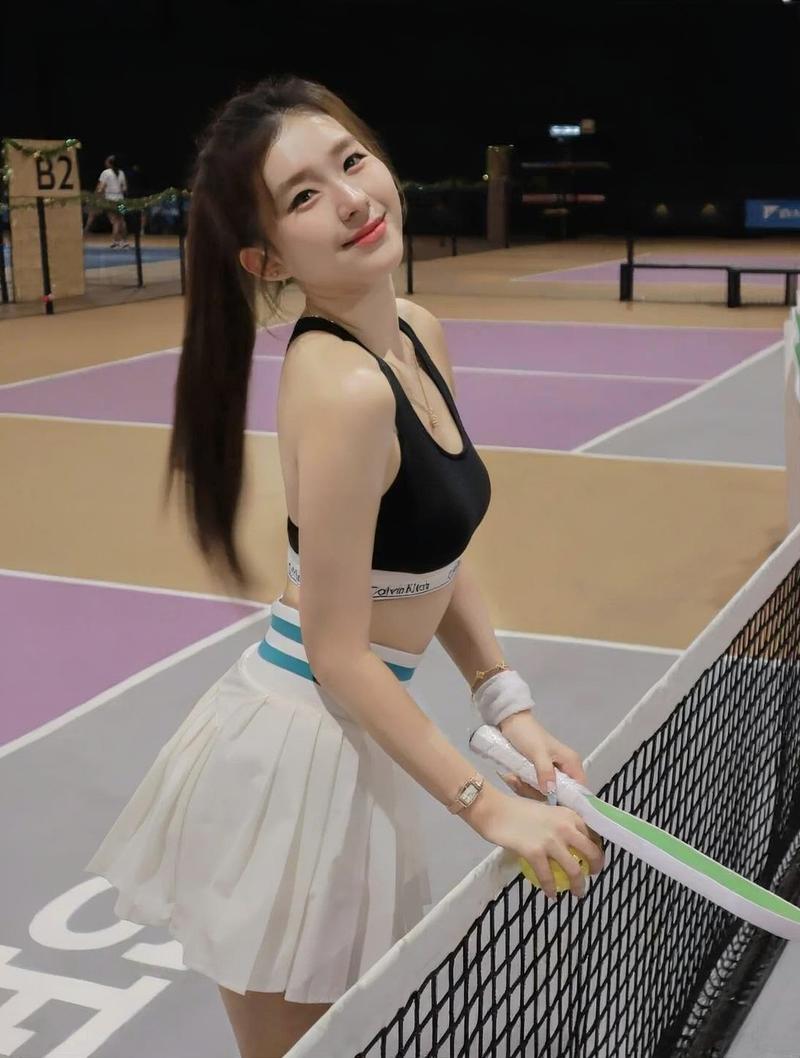 Gái đẹp mặc váy pickleball ngắn năng động