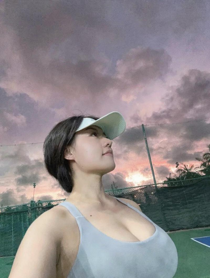 Nữ beauty pickleball pose đứng hông nghiêng