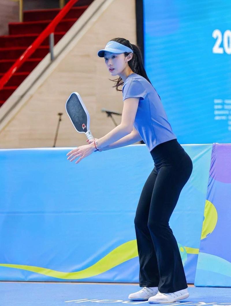 Gái đẹp pickleball vẻ ngoài tươi trẻ năng lượng