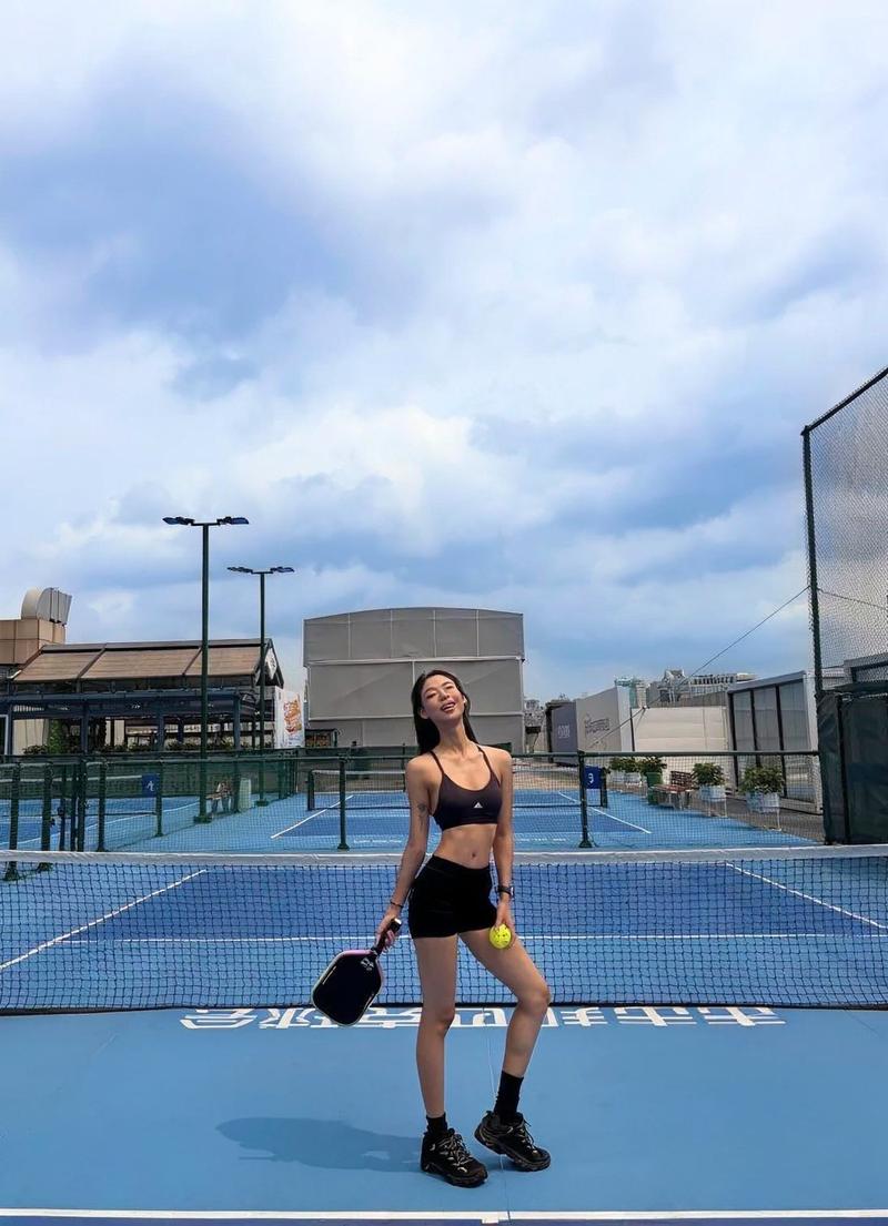 Gái Xinh Đánh Pickleball nụ cười tươi trên sân