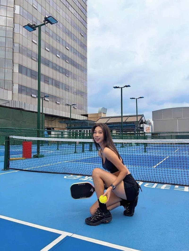 Cô gái mặc váy pickleball trắng xanh khoe chân dài