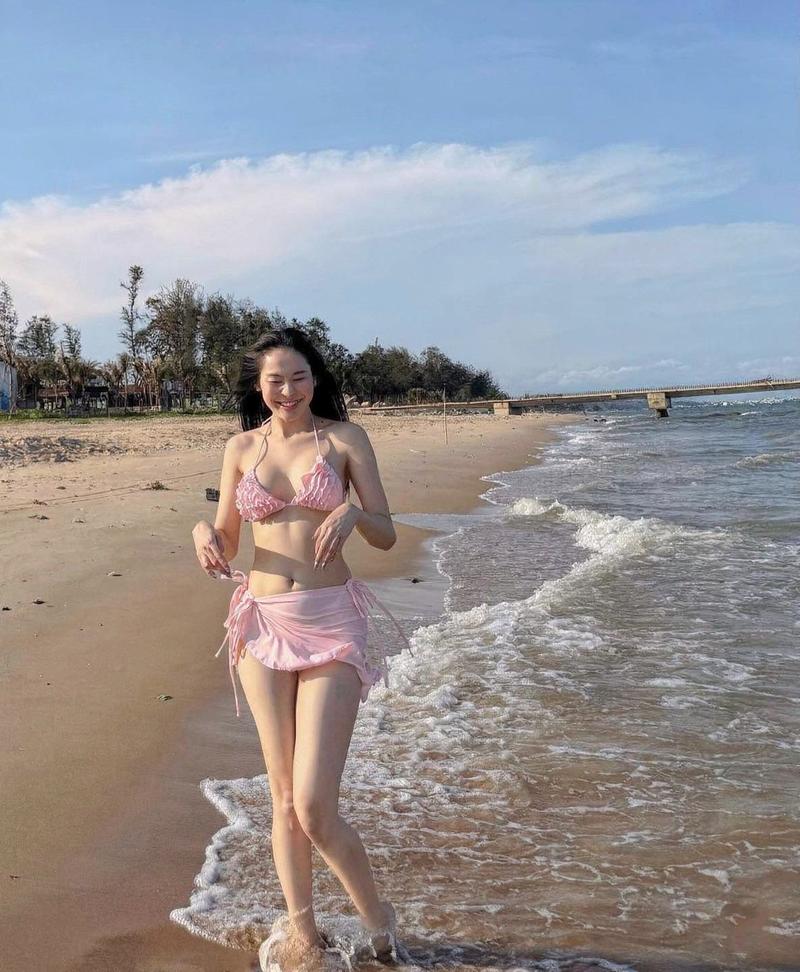 Gái xinh pose nghiêng người cầm bóng chuyền