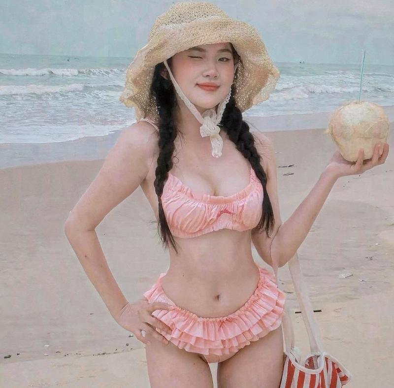 Gái đẹp Việt Nam cầm bóng chuyền tư thế sẵn sàng