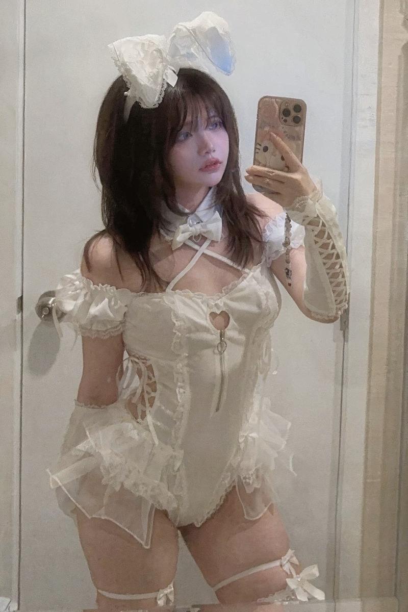 Cô nàng cosplay pose cầm quạt giấy cổ điển