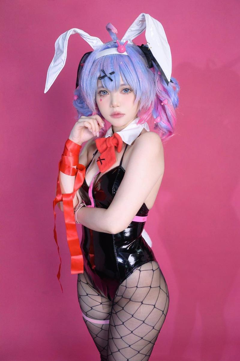 Cosplayer Miu ánh mắt long lanh dưới đèn