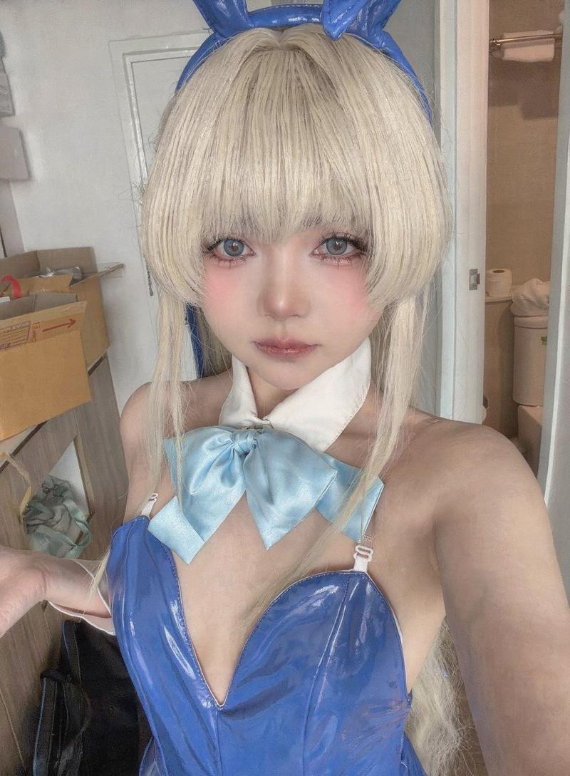 Cô gái cosplay pose đứng hông nghiêng