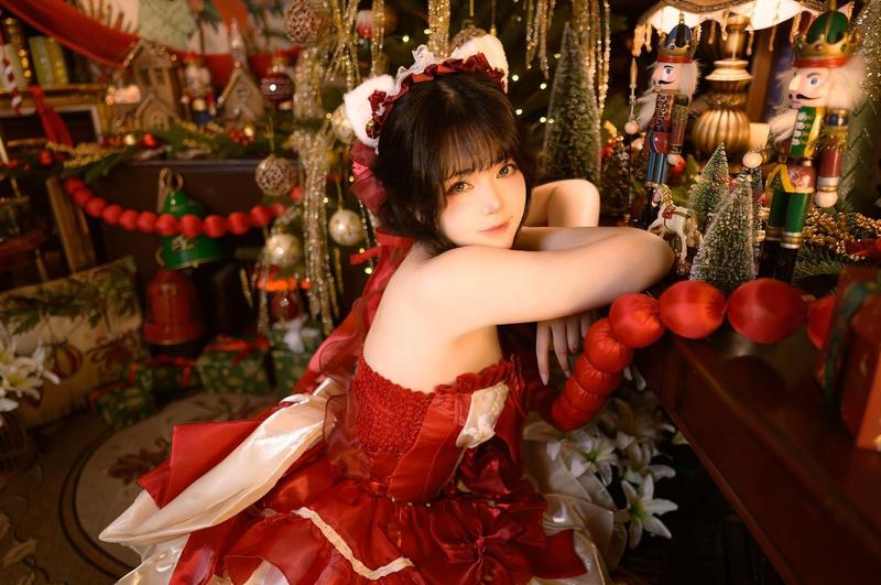 Cosplayer Miu mặc áo choàng ma thuật bay bổng