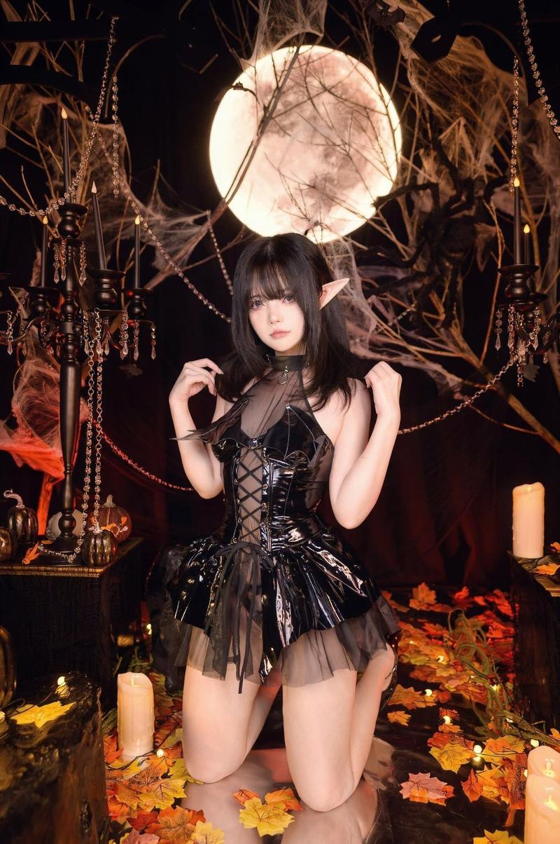 Cosplayer Miu khoe vai tròn và eo thon