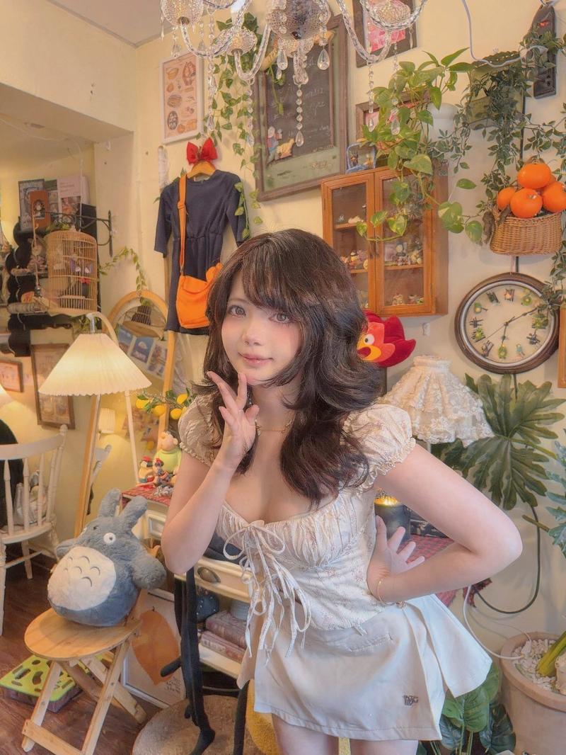 Miu cosplayer ánh sáng tím huyền bí