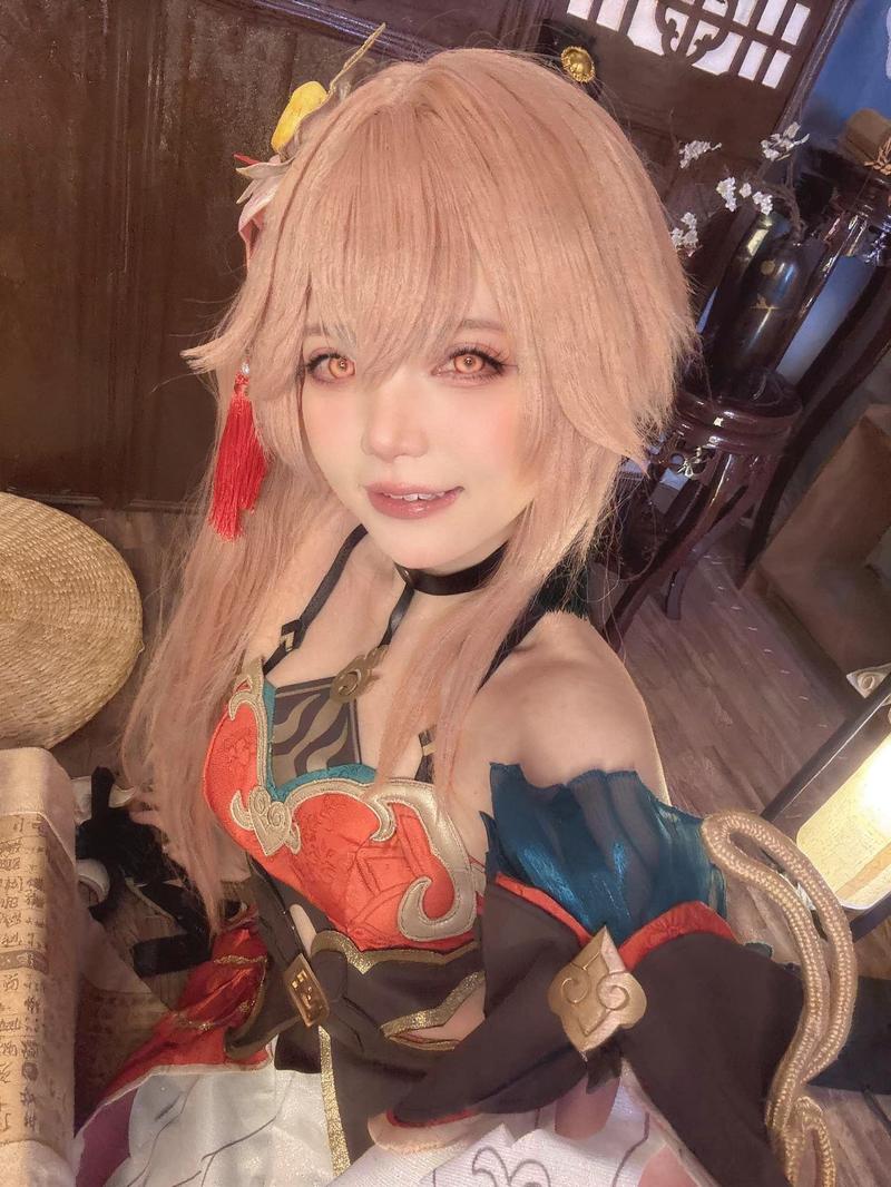 Miu cosplayer dưới hiệu ứng khói neon