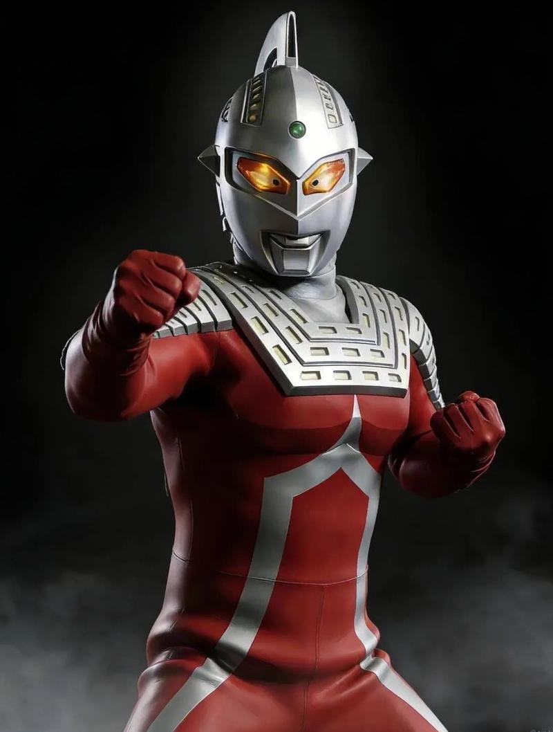 Nữ siêu anh hùng Ultraman giáp đỏ vàng hùng mạnh
