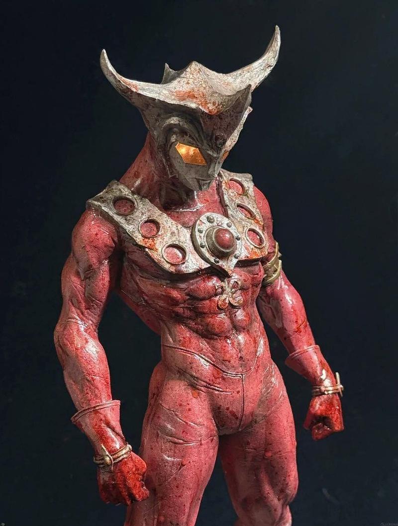 Nữ siêu anh hùng Ultraman giáp đỏ đen ngầu
