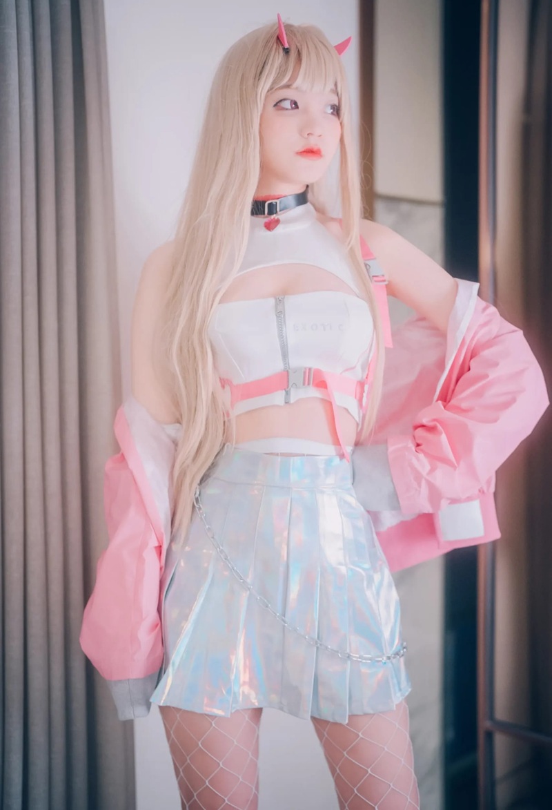 Ảnh Cosplay Viper Nikke quần bó sát mông