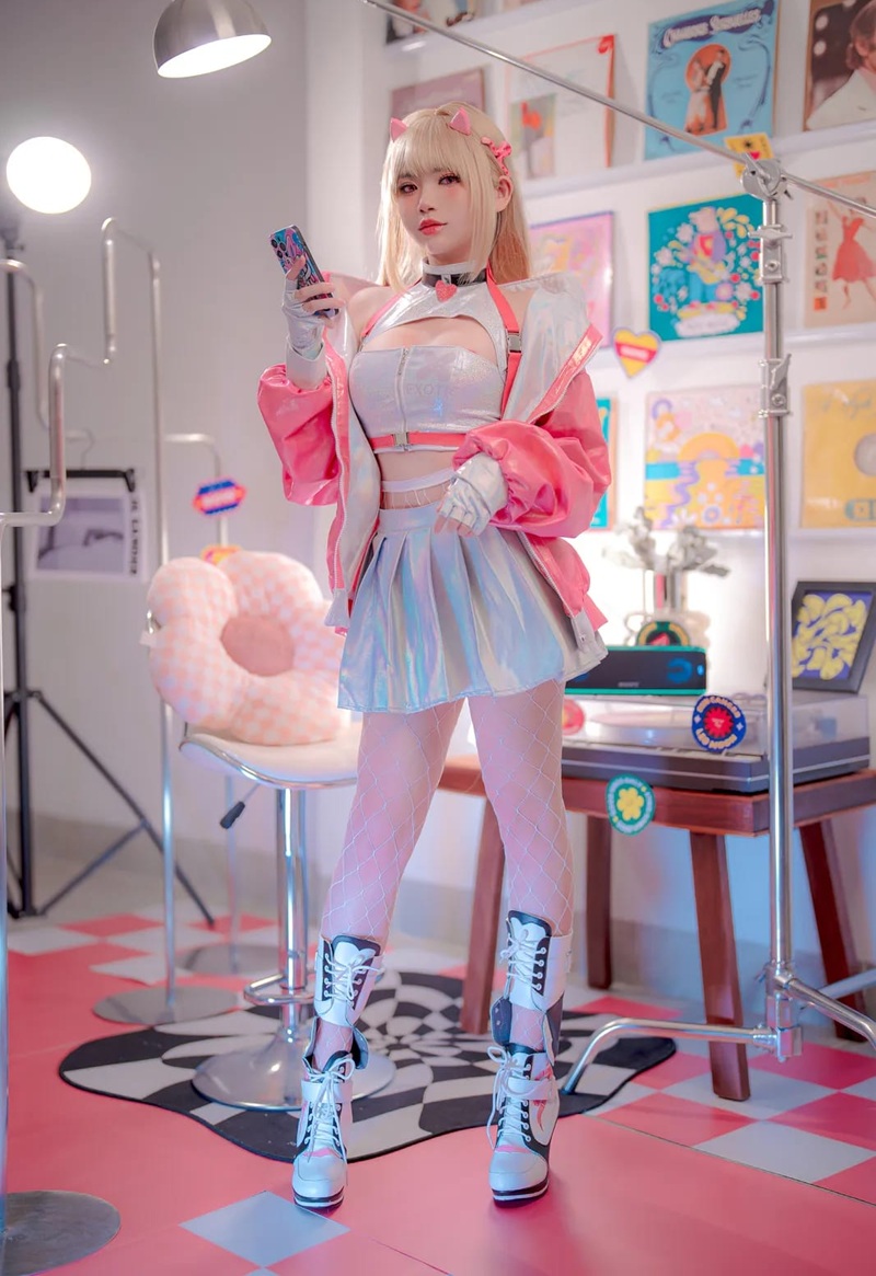 Ảnh Cosplay Viper Nikke nhìn xuống dâm