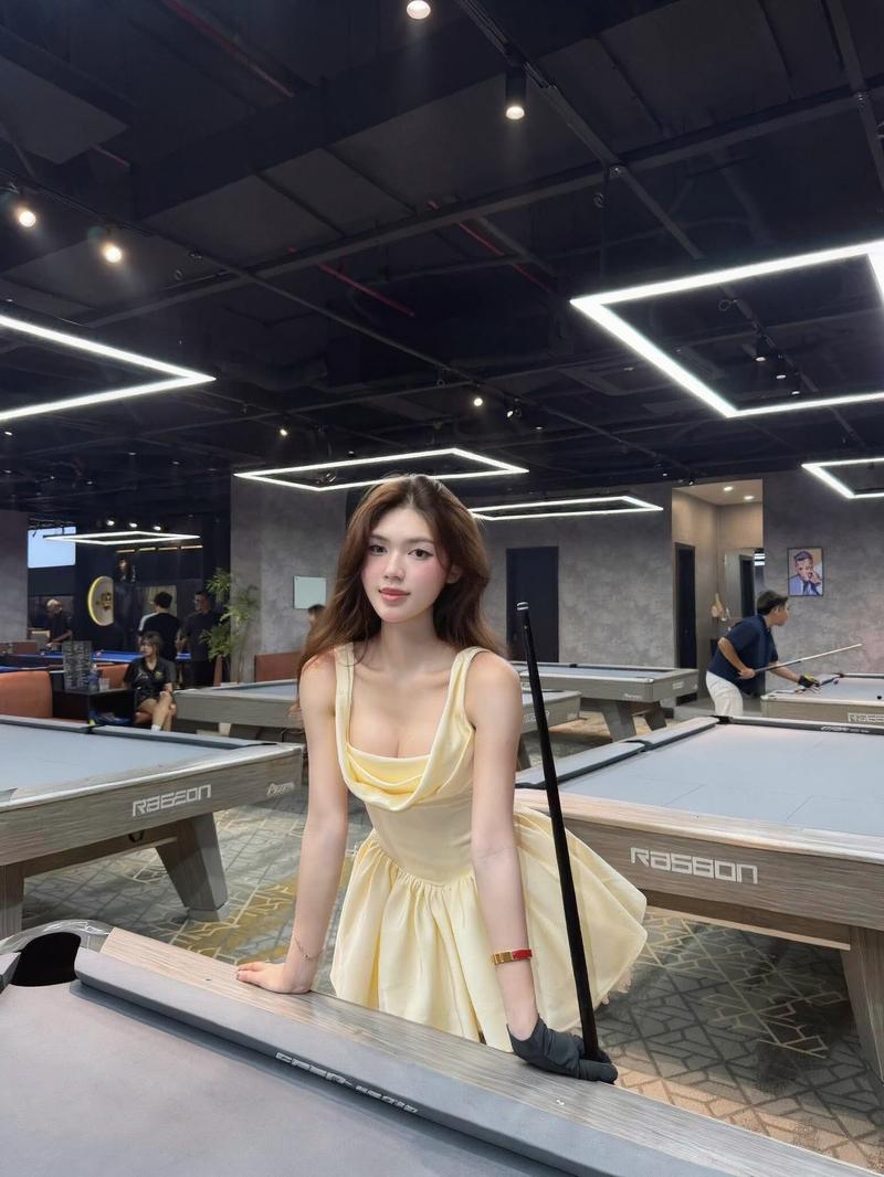 Nữ beauty Việt pose cầm hoa sen dịu dàng