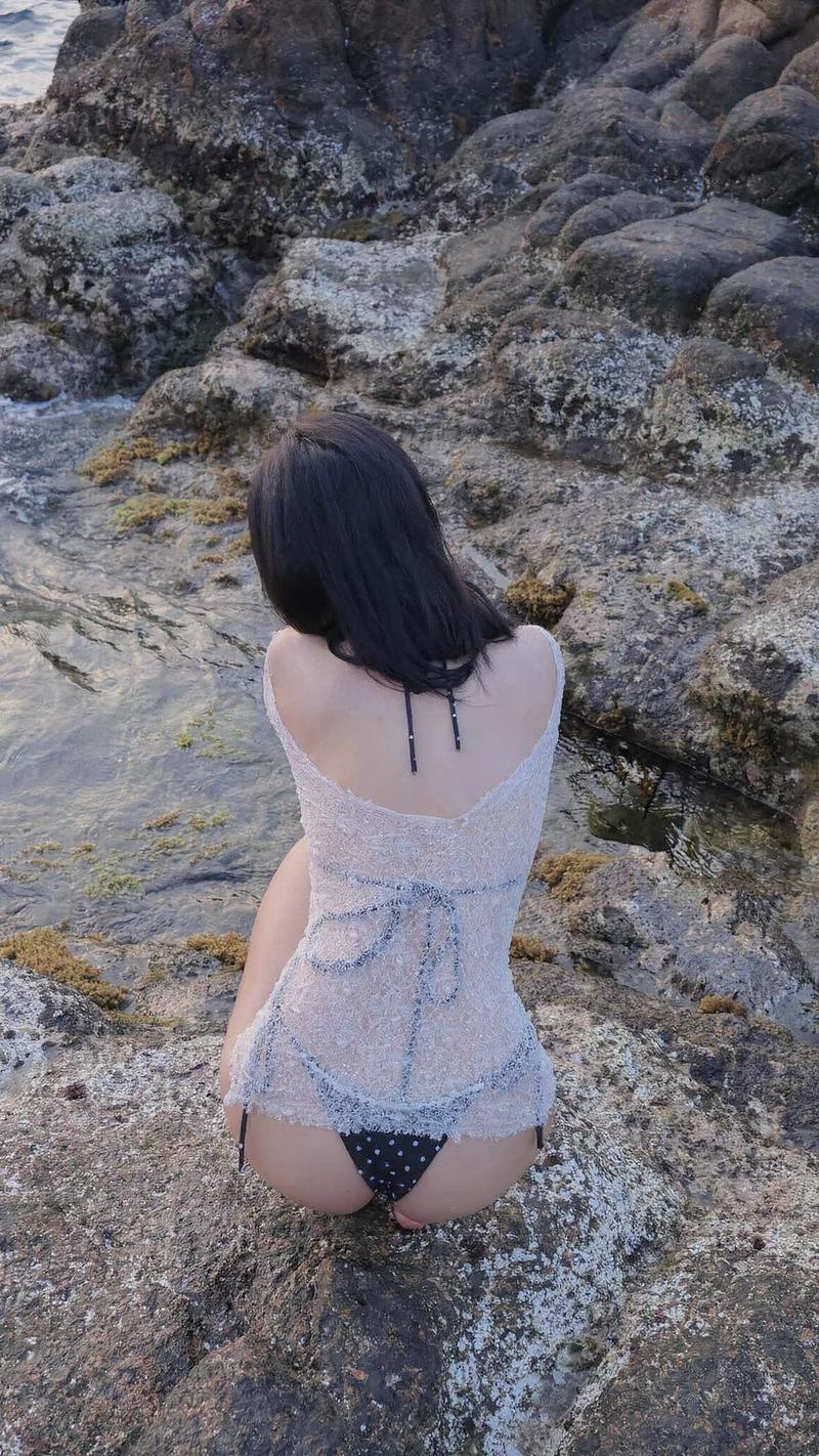 Gái đẹp Việt khoe chân dài trong váy midi