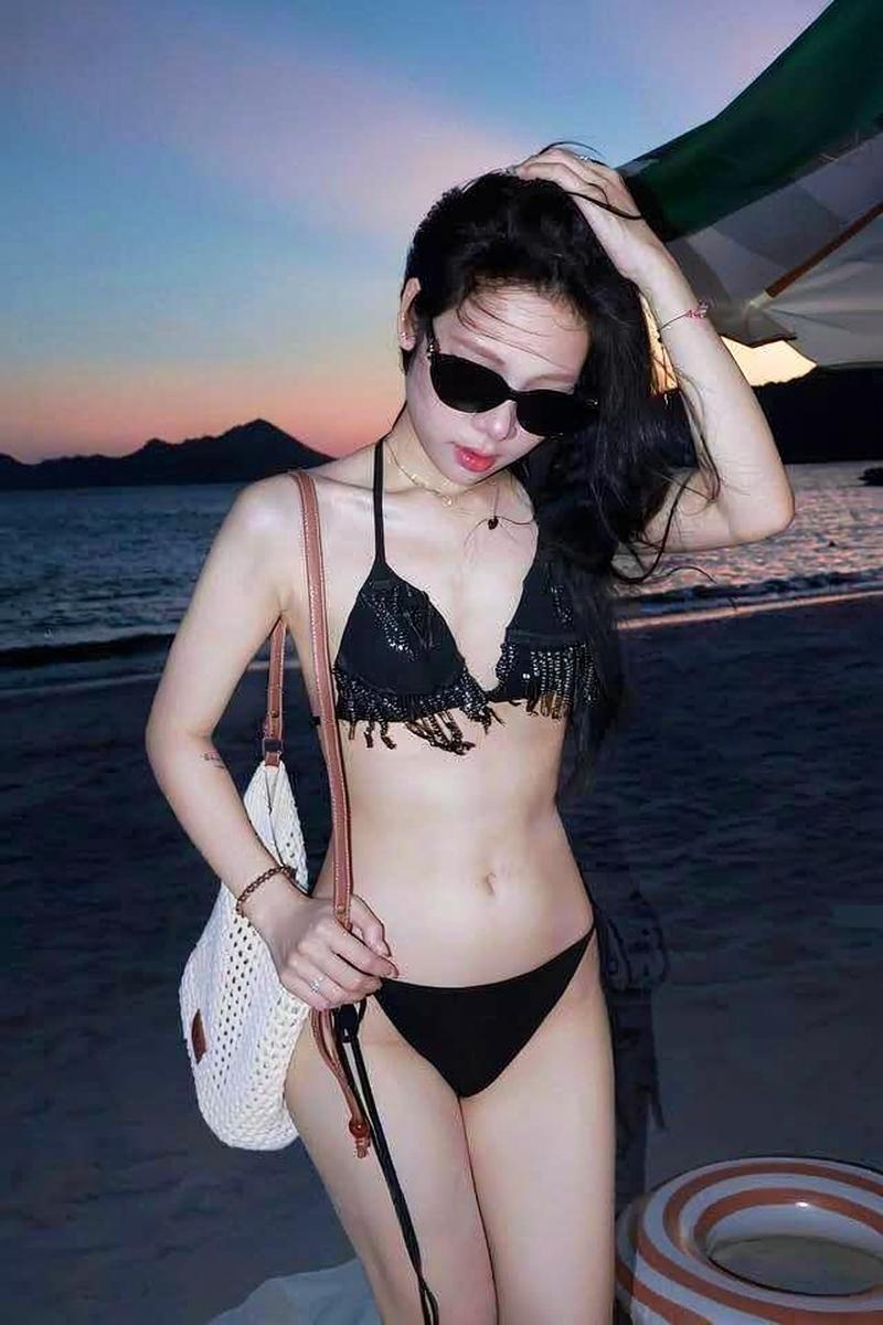 Nữ sinh Việt Nam mặc váy hoa nhí nữ tính