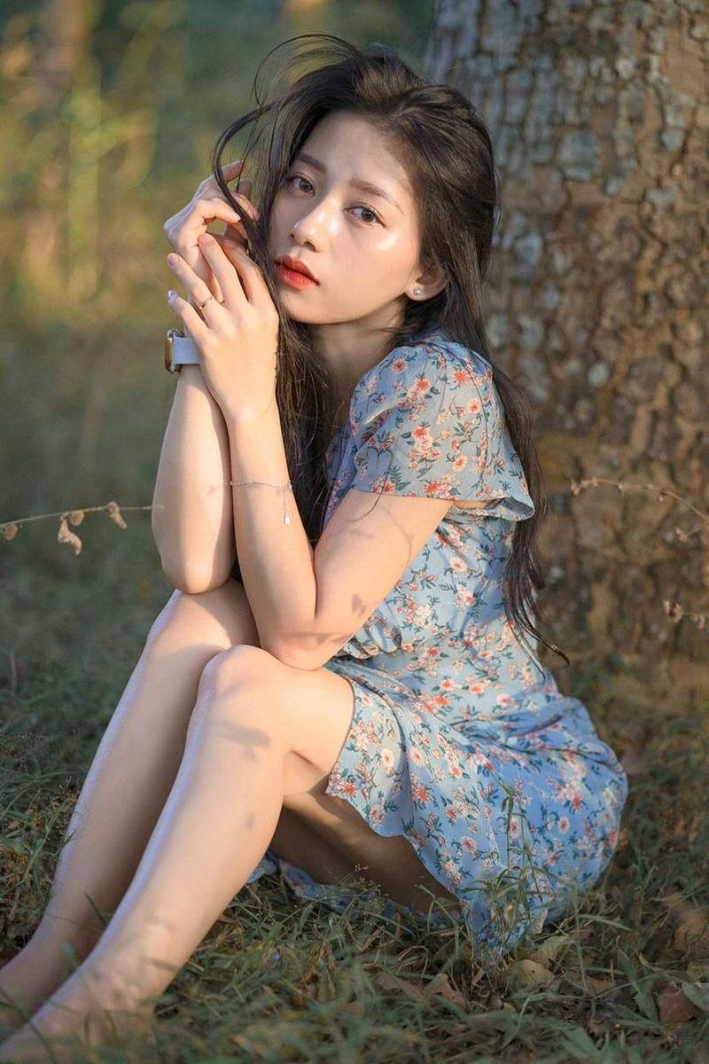Gái xinh pose nâng tóc lộ cổ thon