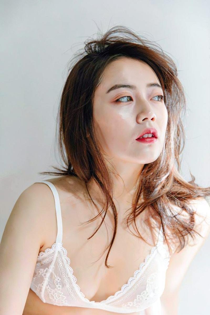 Hot girl mặc set đồ thể thao ôm sát