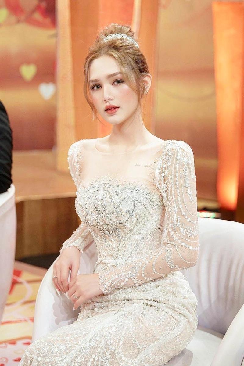 Người đẹp body hourglass mặc váy bodycon