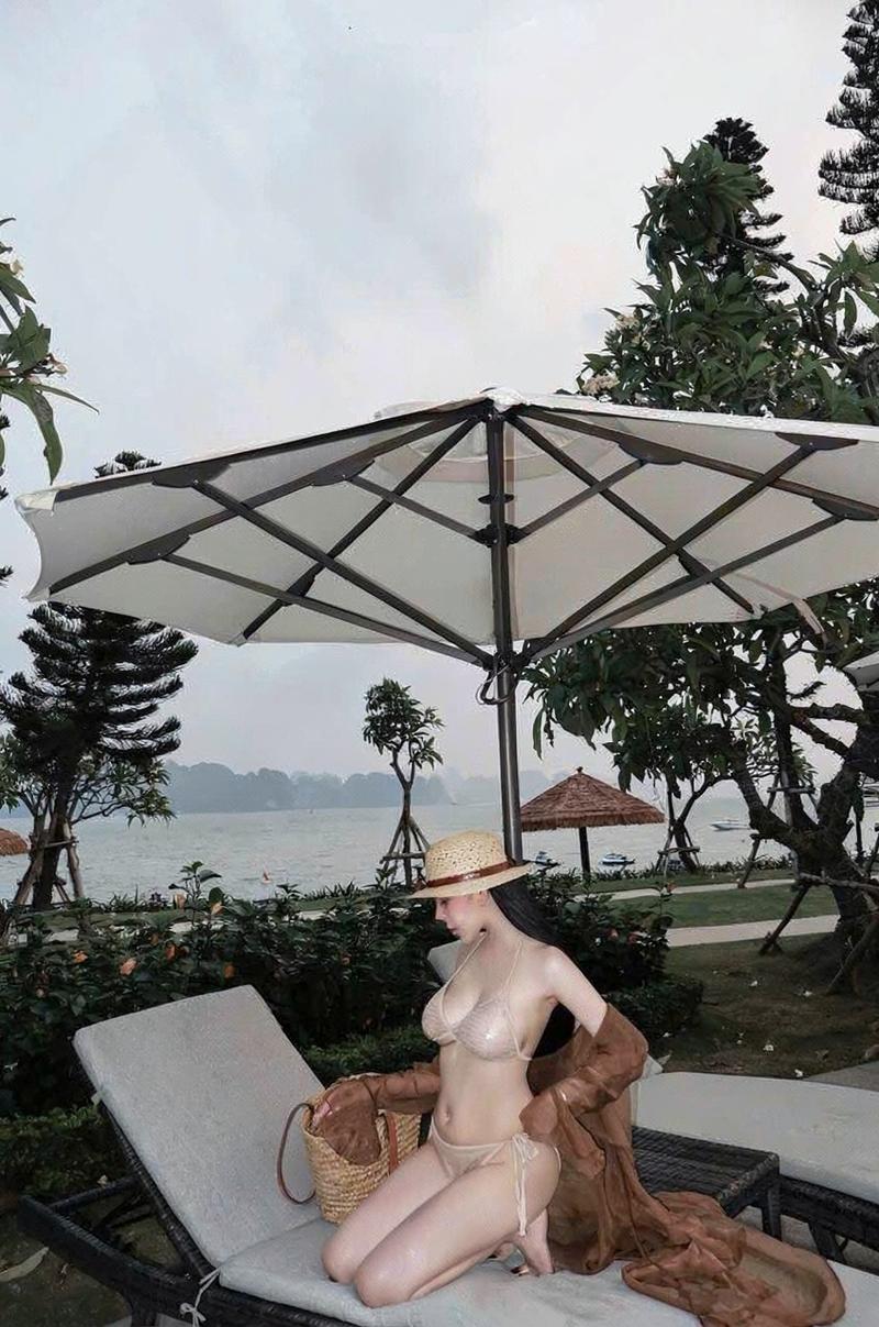 Nữ model body hourglass trong bộ bikini trắng