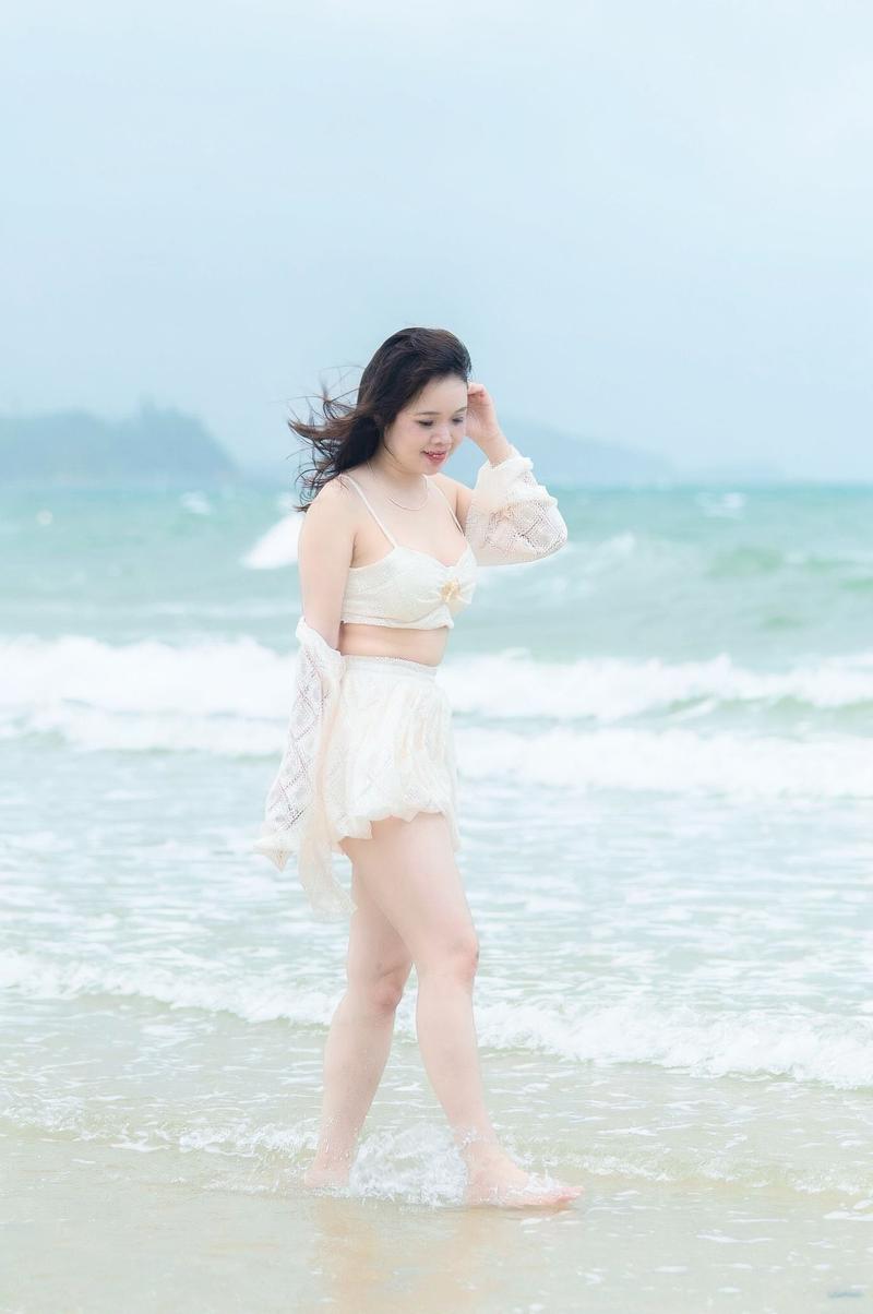 Gái xinh bikini đen hở lưng sexy đầy mê hoặc