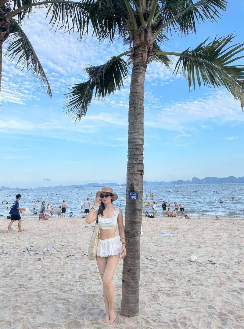 Nữ model sexy bikini viền ren tinh tế