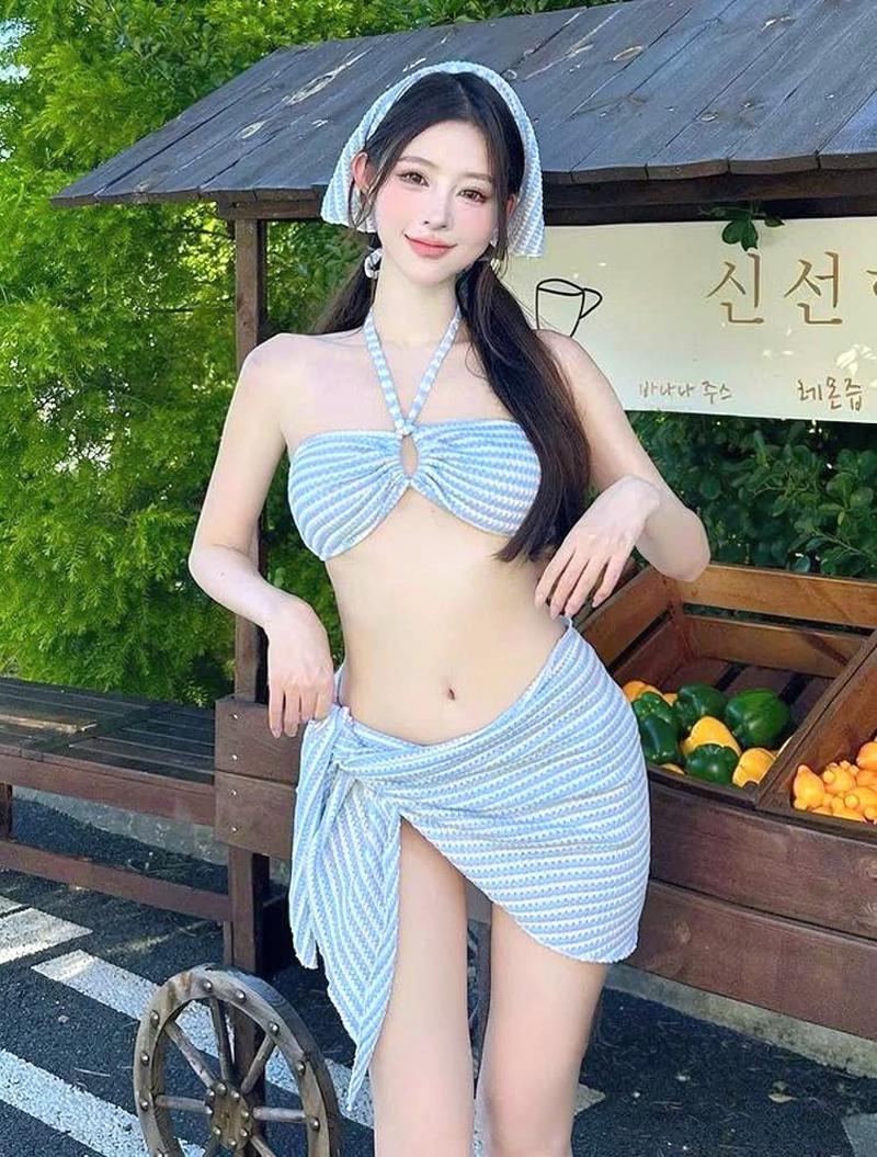 Người mẫu bikini trắng tinh khôi trên du thuyền