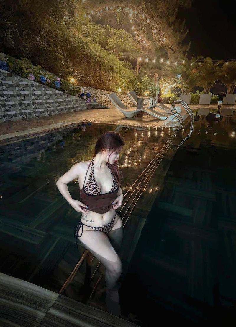 Gái xinh body đẹp trong bộ bikini đỏ rực