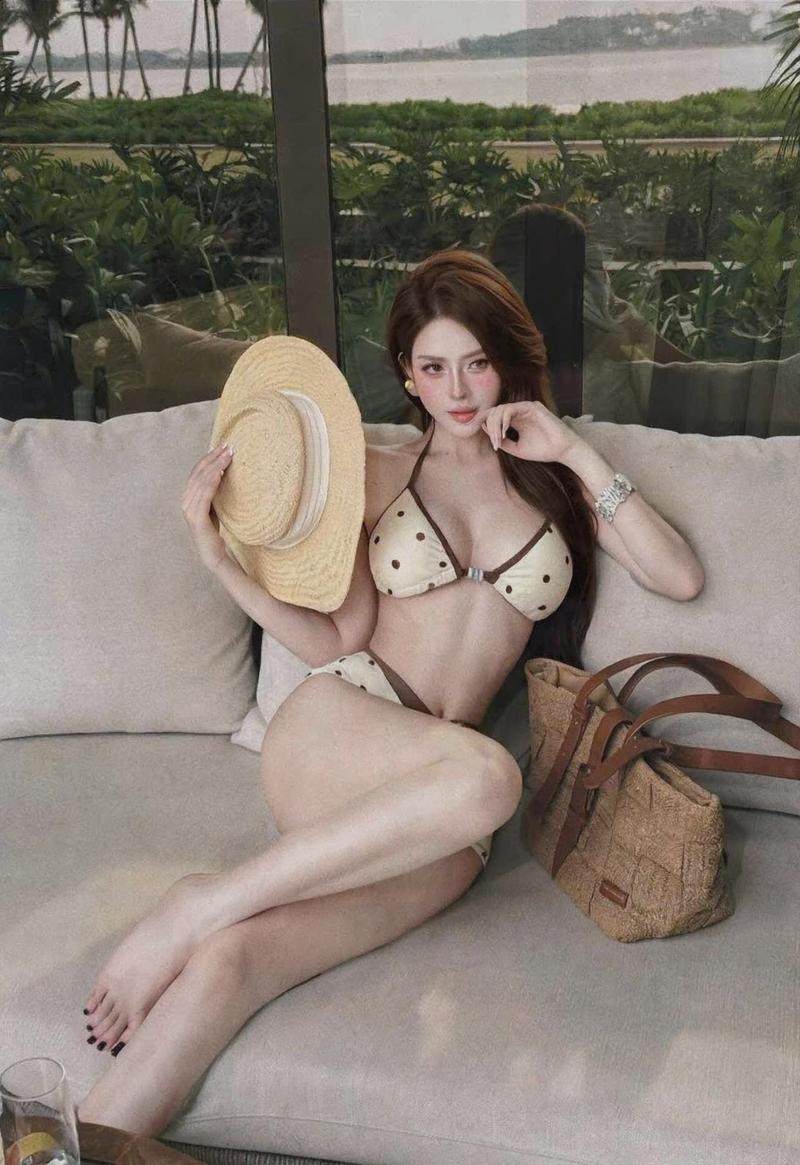 Model bikini khoe làn da rám nắng khỏe mạnh